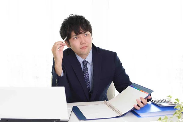 Porträt Eines Geschäftsmannes Der Beunruhigt Wirkt — Stockfoto