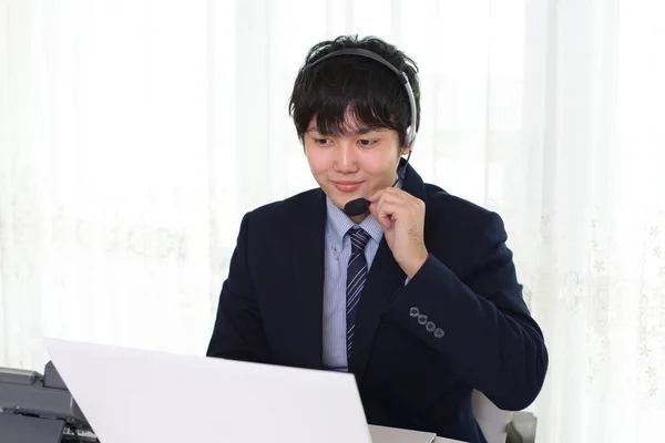 Téléphoniste Souriant Son Bureau — Photo