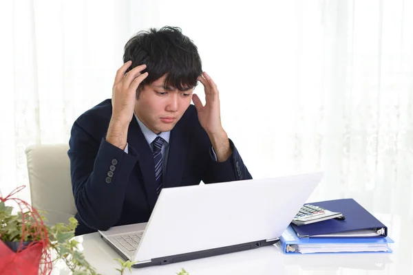 Trött Och Stressad Asiatisk Affärsman — Stockfoto