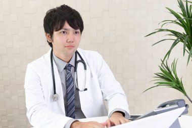 Doktor dizüstü bilgisayarda çalışıyor.