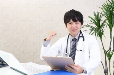 gülümseyen Asya tıp doktoru