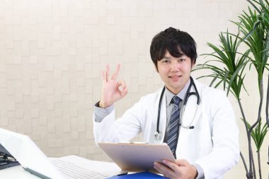 gülümseyen Asya tıp doktoru