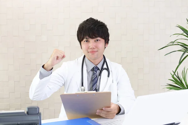 Sonriente Asiático Médico —  Fotos de Stock