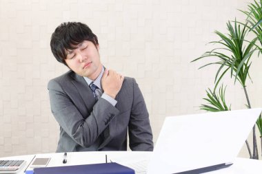 Omuz ağrısı olan işadamı.