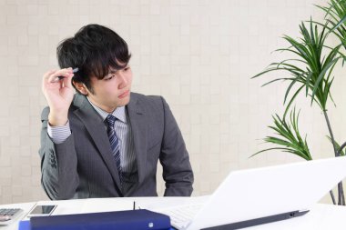 Huzursuz görünen bir iş adamı portresi