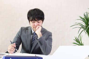 bir dizüstü bilgisayar kullanarak Asya iş adamı