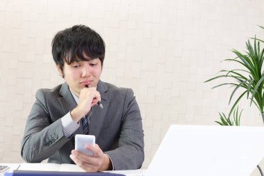 Huzursuz görünen bir iş adamı portresi