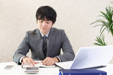 Onun ofisinde Asya işadamı çalışma