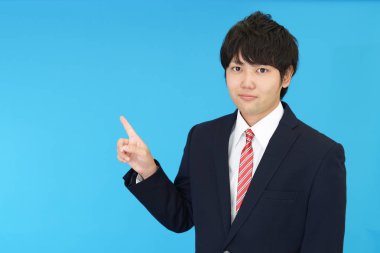 İşadamı parmağıyla işaret ediyor.