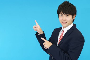 İşadamı parmaklarıyla işaret ediyor