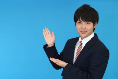 İş adamı yolu gösterir.