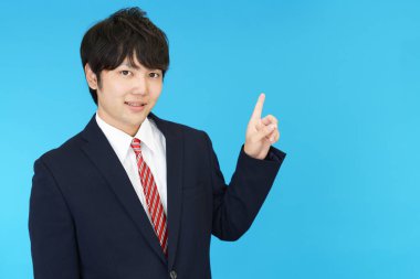 İşadamı parmağıyla işaret ediyor.