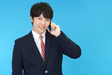 Bir akıllı telefonda konuşan işadamı