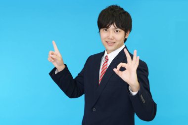 İşadamı parmağıyla işaret ediyor.