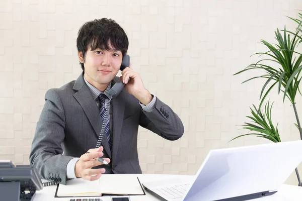 Arbeitet Asiatischer Geschäftsmann Seinem Büro — Stockfoto