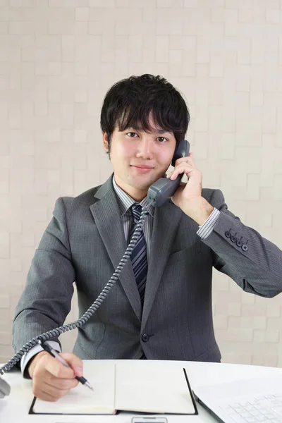 Arbeitet Asiatischer Geschäftsmann Seinem Büro — Stockfoto