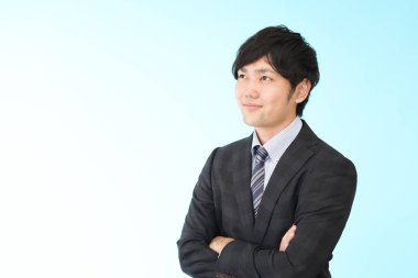 Asyalı işadamı kollarını kavuşturdu.