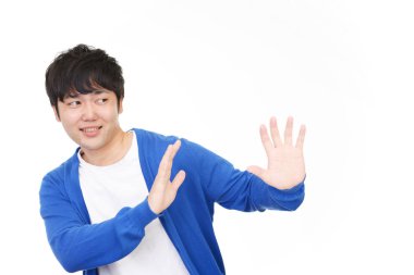 Adam korkudan korkuyor.