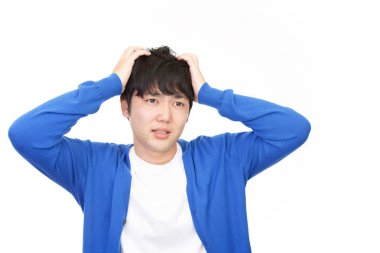 Beyaz arka plan üzerinde izole sinirli Asyalı adam