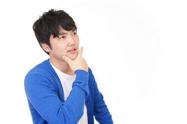 Beyaz arka plan üzerinde izole rahat Asyalı adam