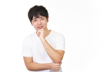 Beyaz arka planda izole edilmiş gülümseyen Asyalı adam