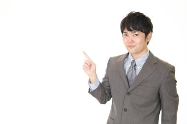 İşadamı parmağıyla işaret ediyor.