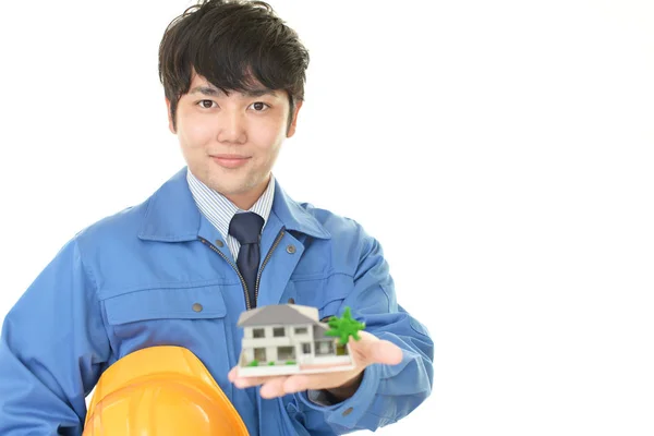 Sorrindo Trabalhador Asiático Com Modelo Habitação — Fotografia de Stock