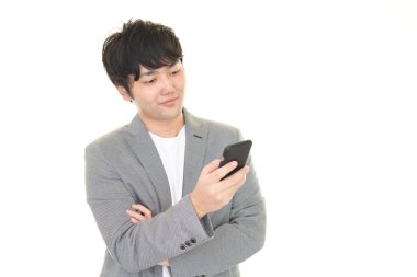 Bir akıllı telefon kullanan Asyalı adam