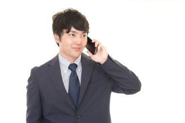 Bir akıllı telefonda konuşan işadamı