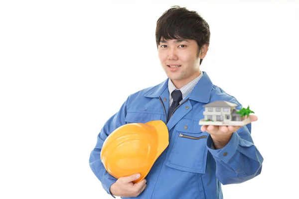 Lachende Aziatische Werknemer Met Een Model Van Huisvesting — Stockfoto