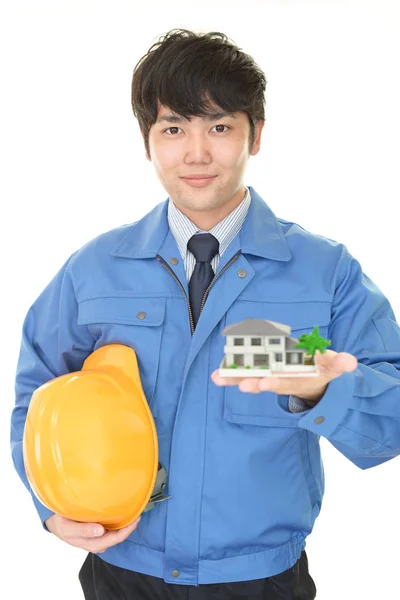 微笑的亚洲工人与住房模型 — 图库照片
