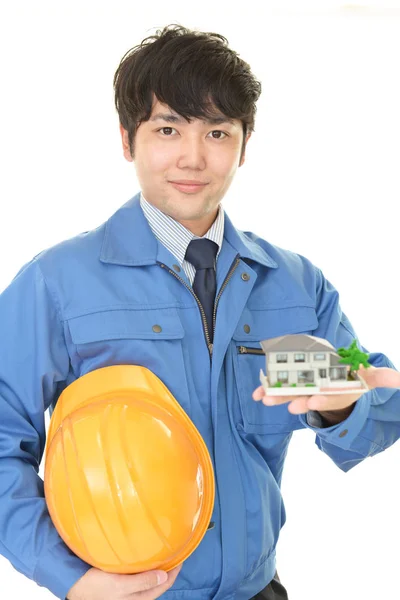 Lachende Aziatische Werknemer Met Een Model Van Huisvesting — Stockfoto