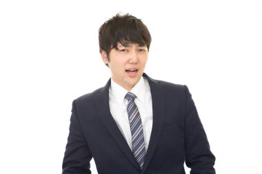 Beyaz arka plan üzerinde izole hayal kırıklığına Asya iş adamı