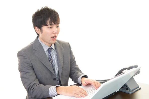 Overrasket Asiatisk Forretningsmand Med Bærbar Computer - Stock-foto