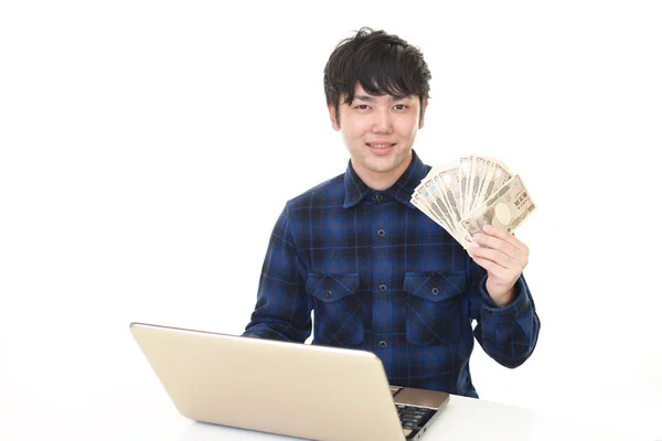 Homem Usando Laptop Mostrando Dinheiro — Fotografia de Stock