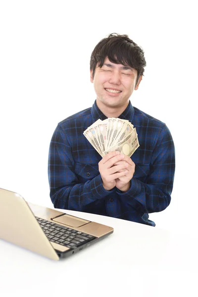 Άνθρωπος Χρησιμοποιώντας Φορητό Υπολογιστή Και Εμφανίζει Χρήματα — Φωτογραφία Αρχείου
