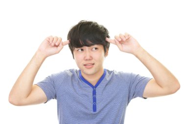 Beyaz arka plan üzerinde izole sinirli Asyalı adam