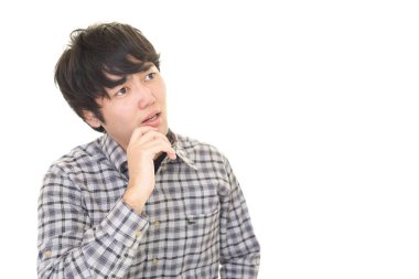 Beyaz arka plan üzerinde izole memnun Asyalı adam