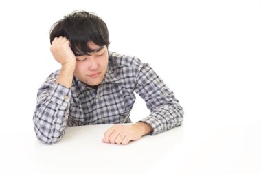 Beyaz arka plan üzerinde izole hayal kırıklığına Asyalı adam