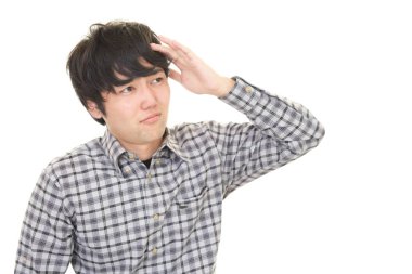 Beyaz arka plan üzerinde izole sinirli Asyalı adam