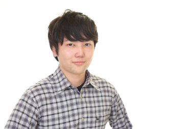 Beyaz arka planda izole edilmiş gülümseyen Asyalı adam