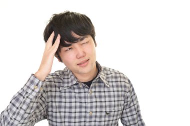 Beyaz arka plan üzerinde izole sinirli Asyalı adam