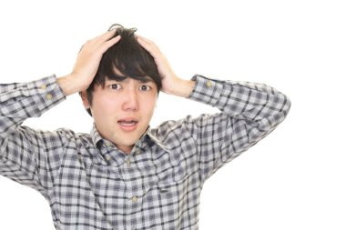 Beyaz arka plan üzerinde izole sinirli Asyalı adam