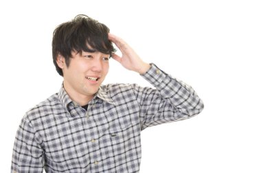 Beyaz arka plan üzerinde izole sinirli Asyalı adam