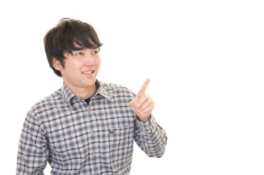 Asyalı adam parmağıyla işaret ediyor.