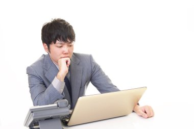 Huzursuz görünen bir iş adamı portresi