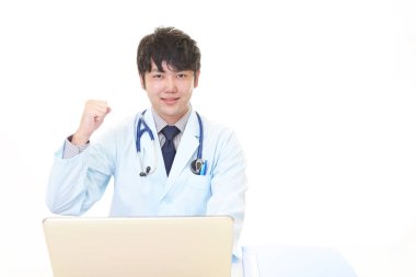 Dizüstü bilgisayarda çalışan doktor.