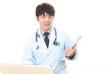 Dizüstü bilgisayarda çalışan doktor.