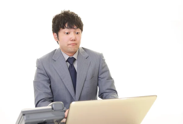 ノート パソコンで驚きのアジア系のビジネスマン — ストック写真