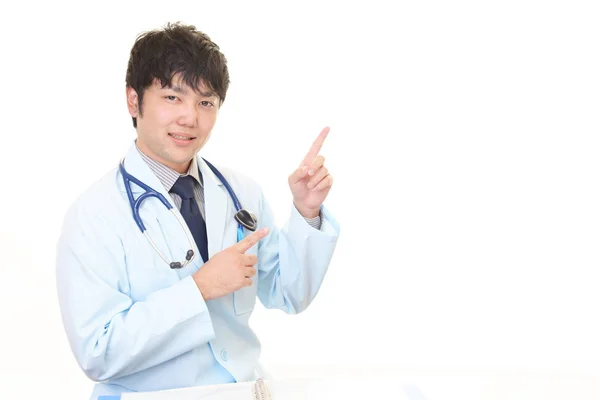 Asijské Lékař Ukazující Izolované Bílém Pozadí — Stock fotografie